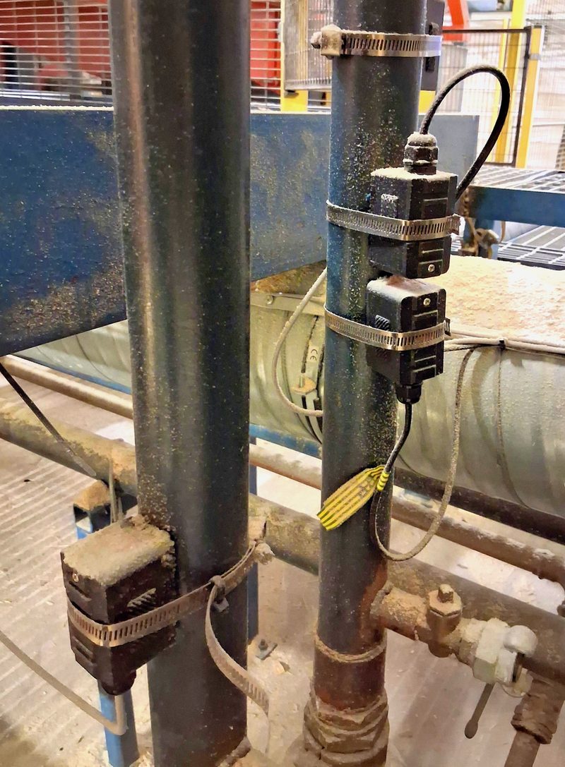 Clamp-on temperatursensorer monterade p&aring; r&ouml;r i s&aring;gverk